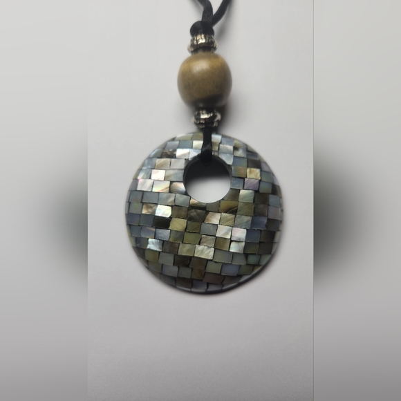 Paua Abalone Mother of Pearl Mosaic Large Round Pendant With Ceramic Bead - Picture 3 of 9